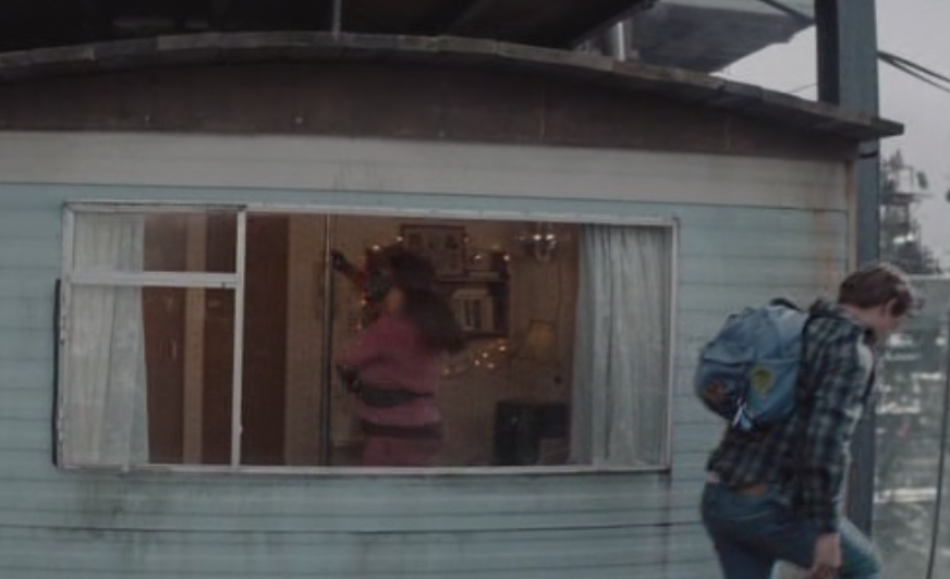 Мельком показали даму, видящую себя стриптизёршей. А чему удивляться: в виртуальной реальности - все могут быть кем угодно! (с) Кадр из фильма