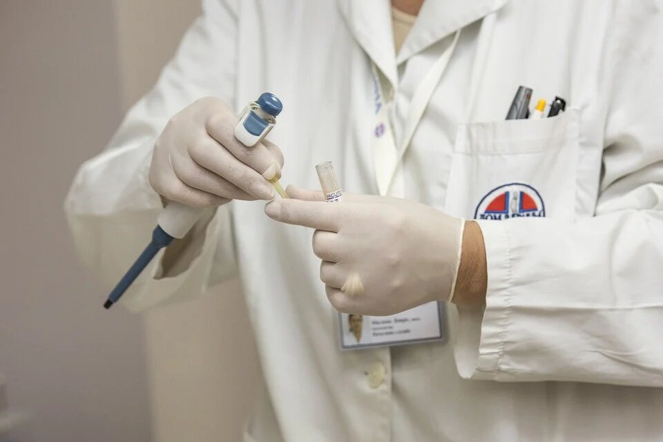 Картинка с https://pixabay.com/photos/medic-hospital-laboratory-medical-563425/