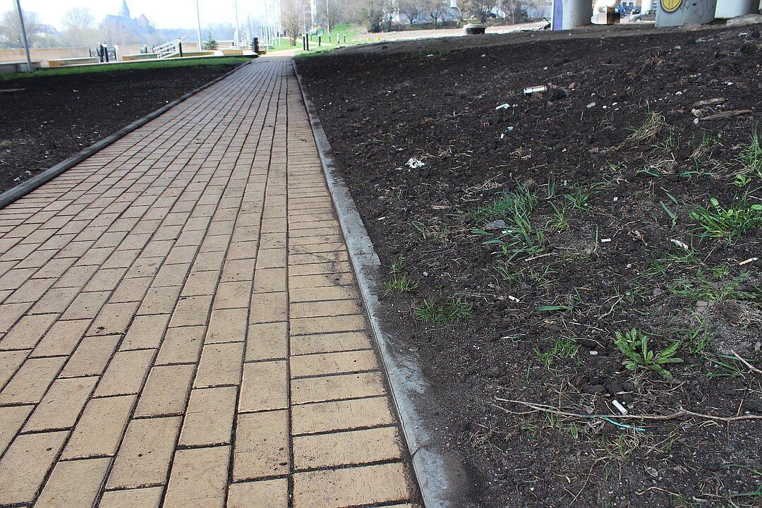 Открытый грунт вместе с водой попадает на тротуар, разрушая его.