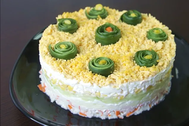 Слоеный салат с крабовыми палочками 