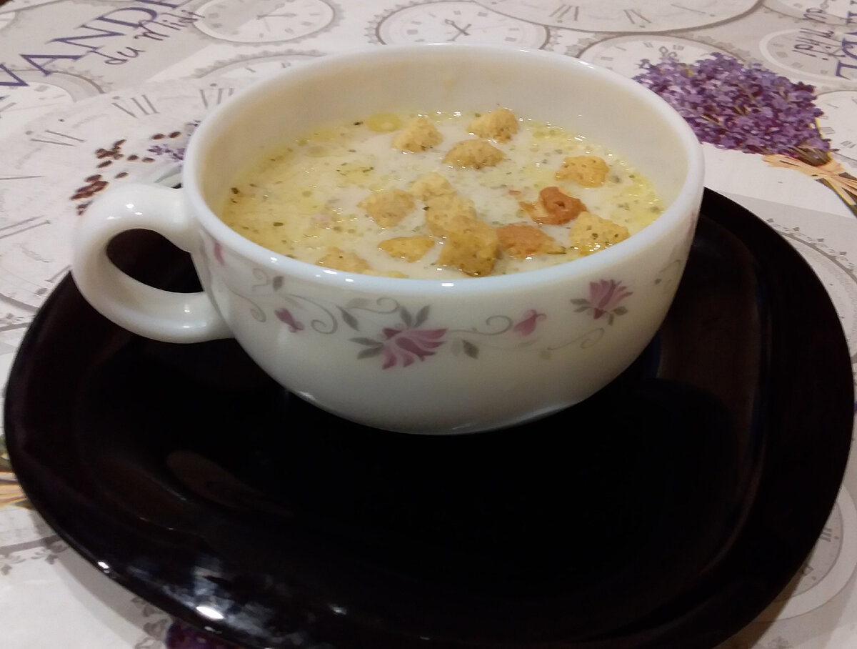 В готовый суп я добавила сухарики, на самом деле предназначенные для салатов