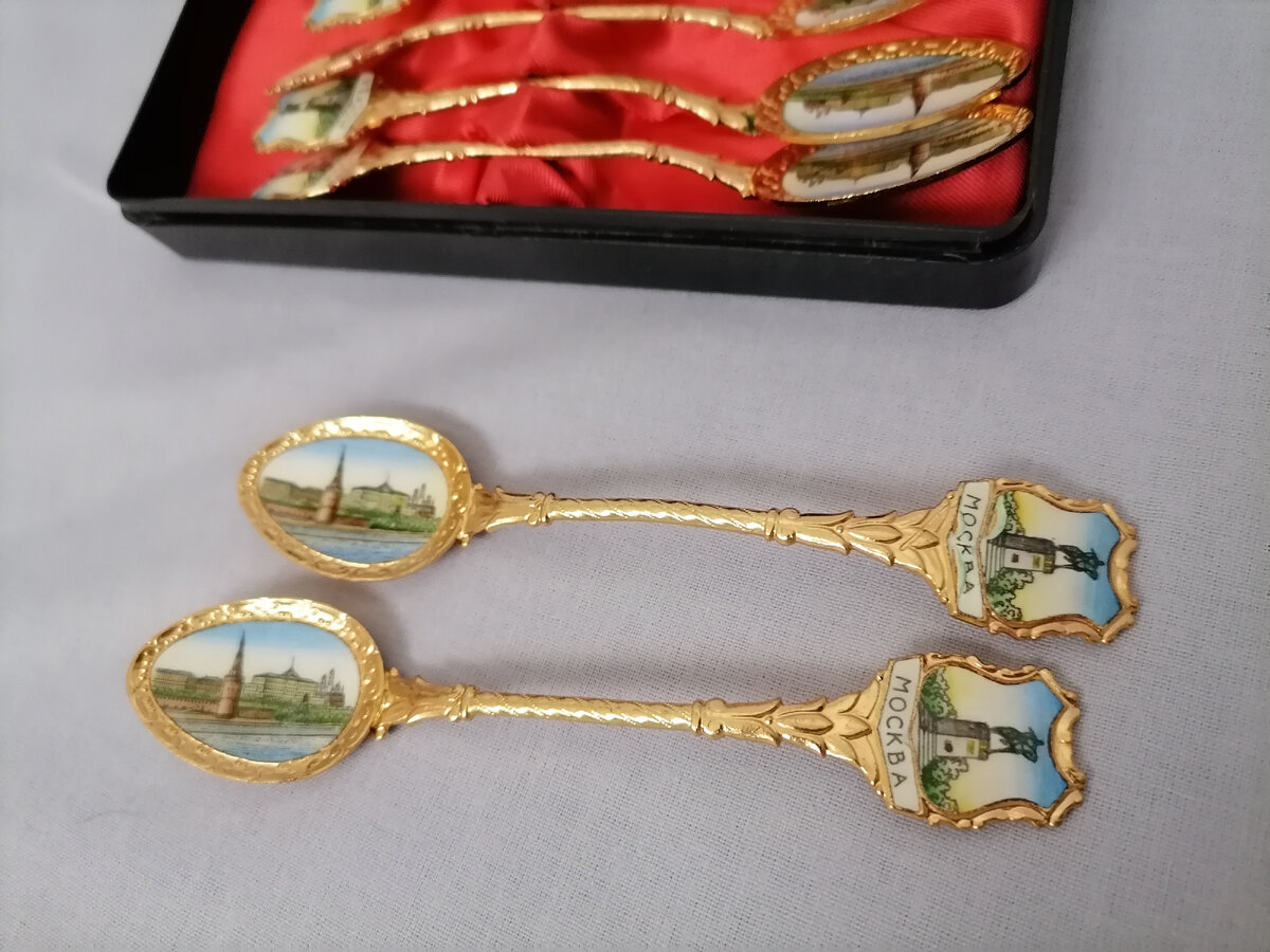 Длина ложки- 13, 5 см. Длина коробочки- 16, 5 см.