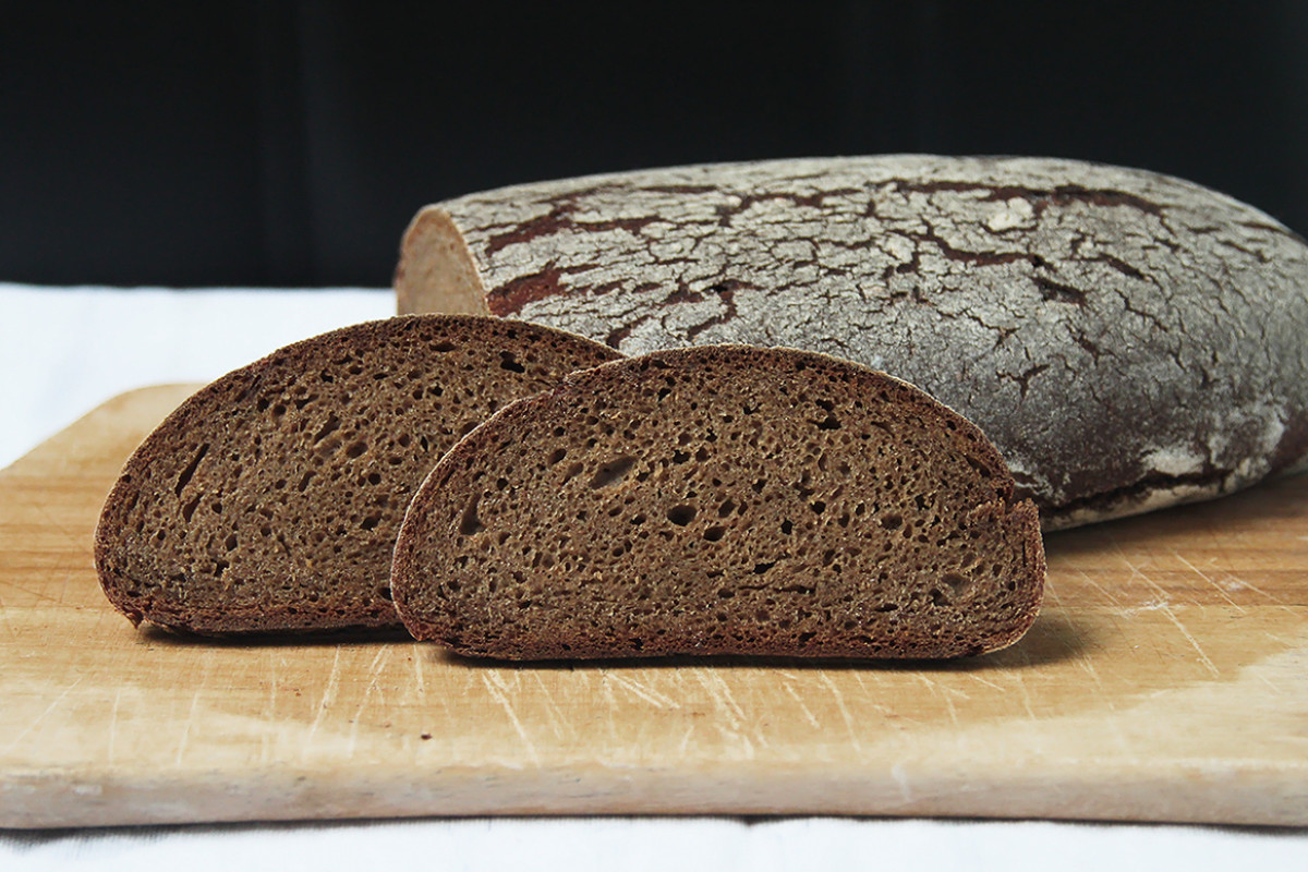 Кусок буханки хлеба. Ржаной хлеб. Темный хлеб. Ржаные хлебобулочные изделия. Cherni xleb.