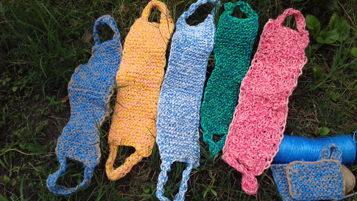 Набираю 14 петель на спицы номер 6 .вяжу по прямой простыми петлями лицевыми так мочалка нескручивается ручки Набираю отдельно 3петли.можно обвязать крючком края.Ещё вяжу губки для посуды или можно использовать как спонж для пяток.