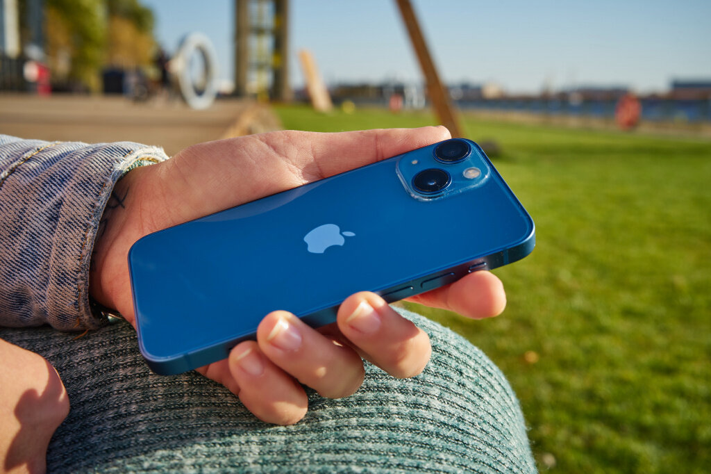 смартфон iPhone 13 mini