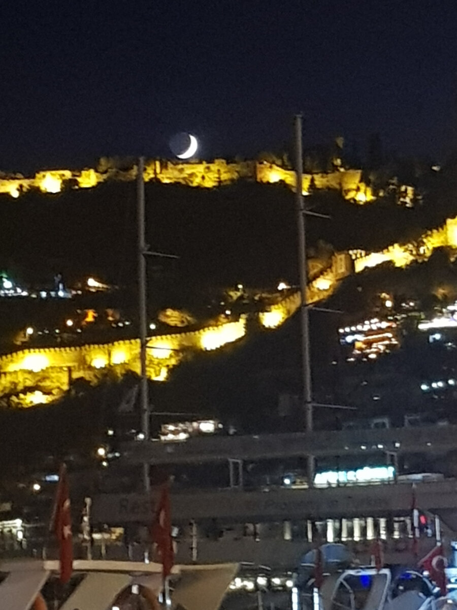 Крепость Алании в вечернем освещении. Фото автора.