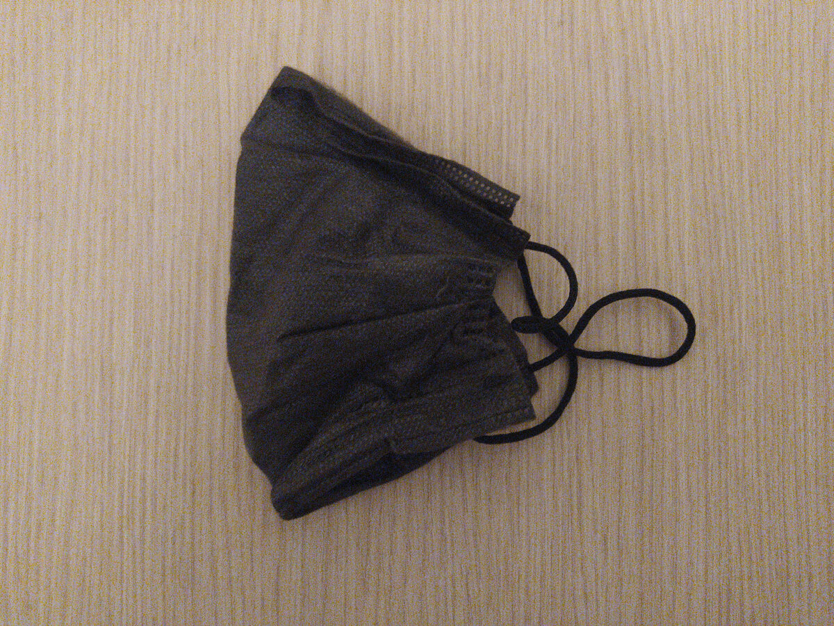 Бывают даже черные бесплатные маски