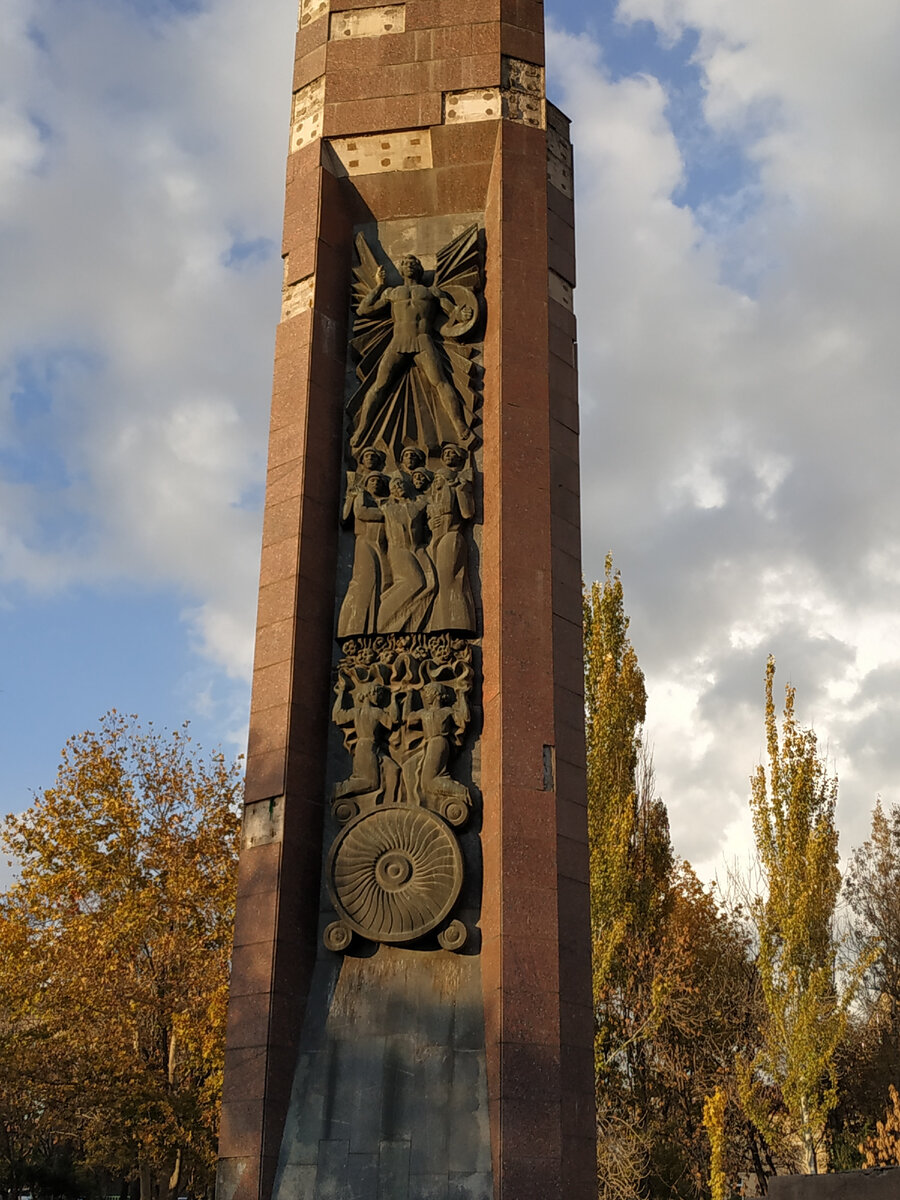 Памятник в парке ''Отечественная война'' в Ереване. Барельеф, изображающий войну.