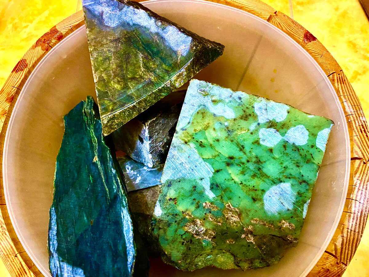 Нефрит колотый. Личное фото автора