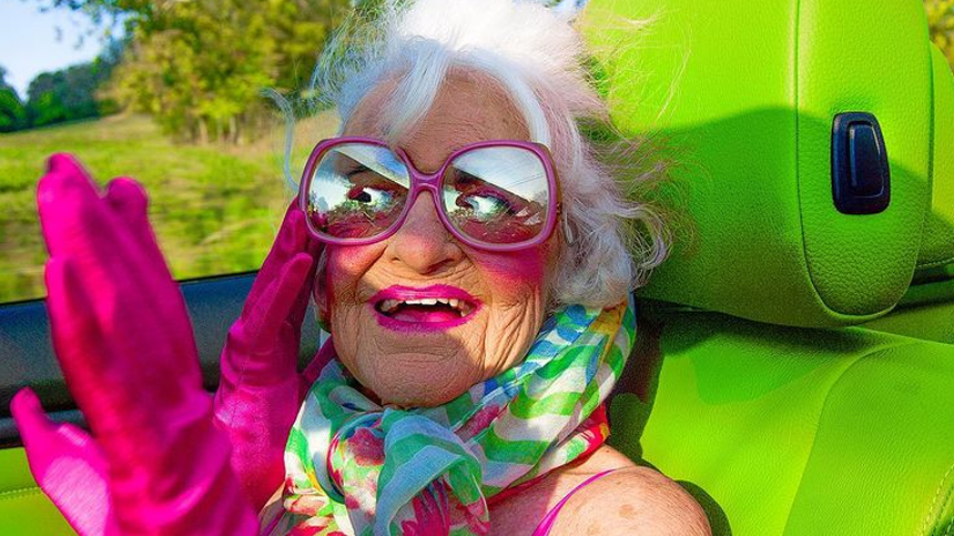 Как выглядит 93-летняя бабушка, которая одевается круче, чем молодые ...