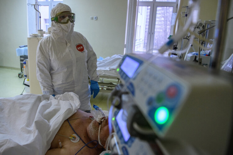 Скажем, 100 человек в день — это много или мало? Для Украины — мало, для Словакии — до хрена… Что же делать?Фото: © Илья Питалев, РИА «Новости»