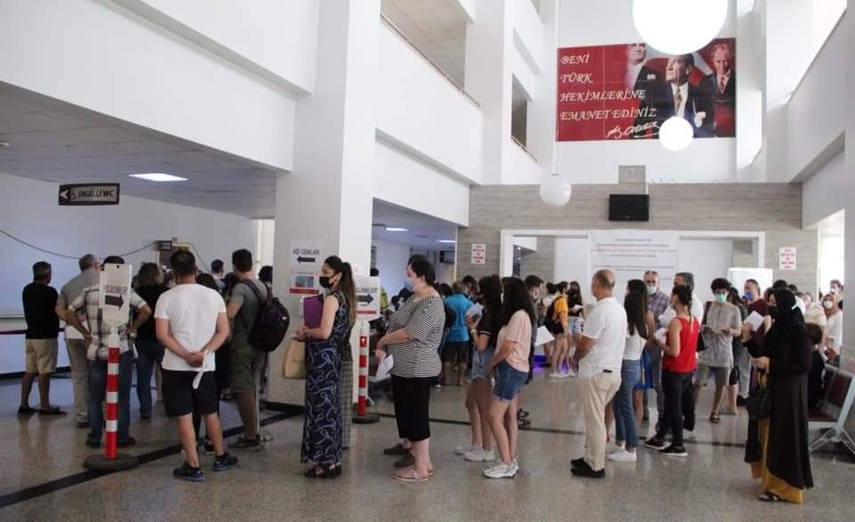 В российских соцсетях столько народу против вакцинации, а вот в больницах Анталии очереди на прививку.