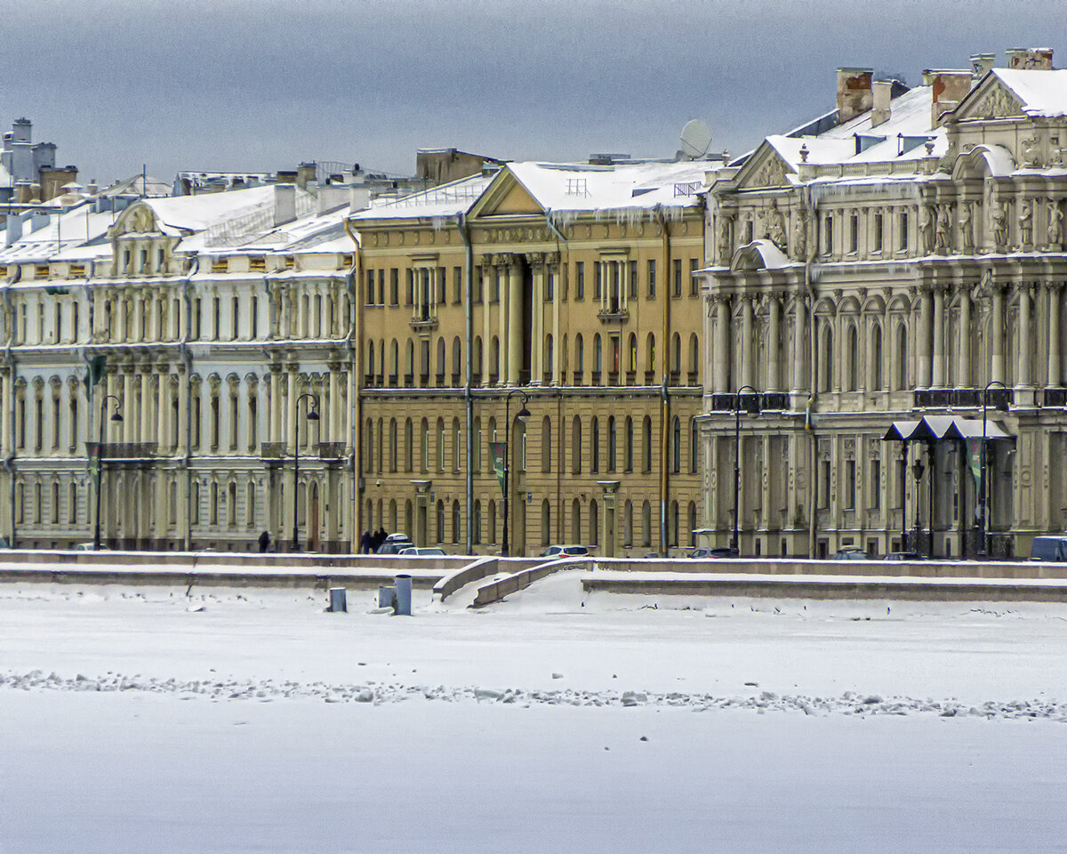 Здание клуба в середине. Фото: В.Кононов. Январь 2022.