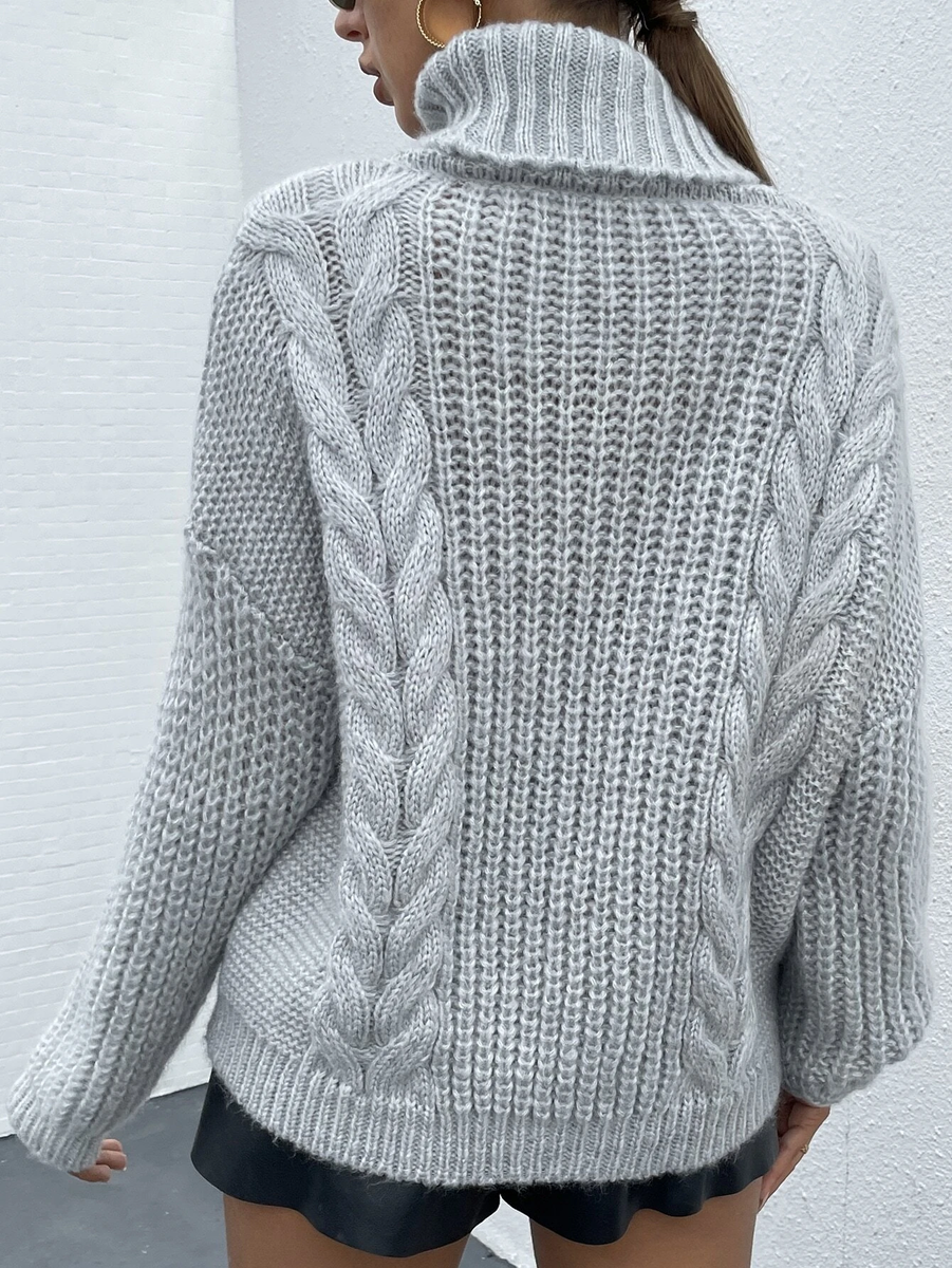 Серый свитер спицами