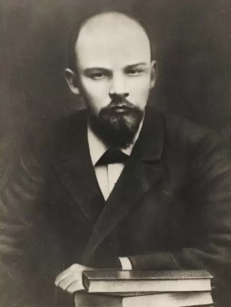 За основу Уорхол взял фото вождя пролетариата 1897 года, прямо юбилей получился