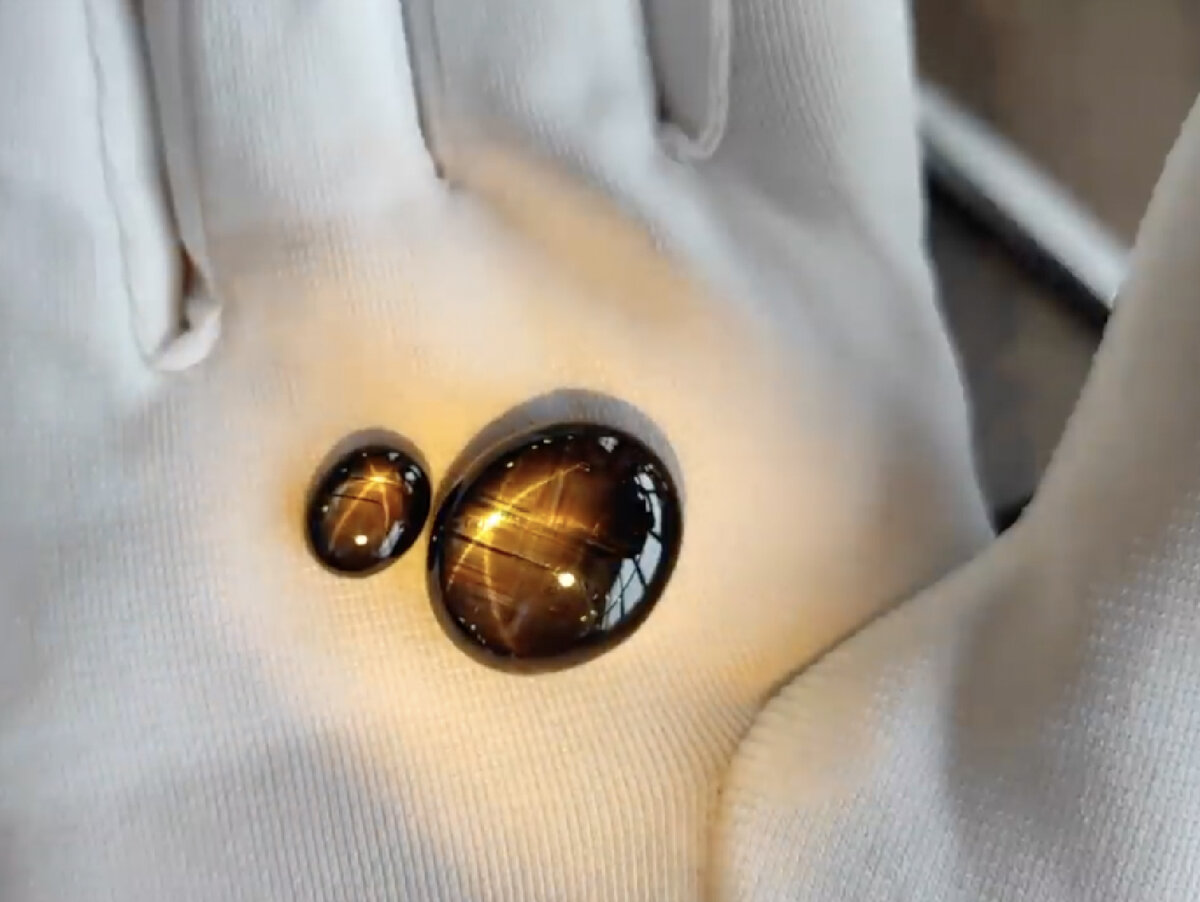 Слева - мой приобретенный для кольца сапфир 5 карат. Красавец, правда?