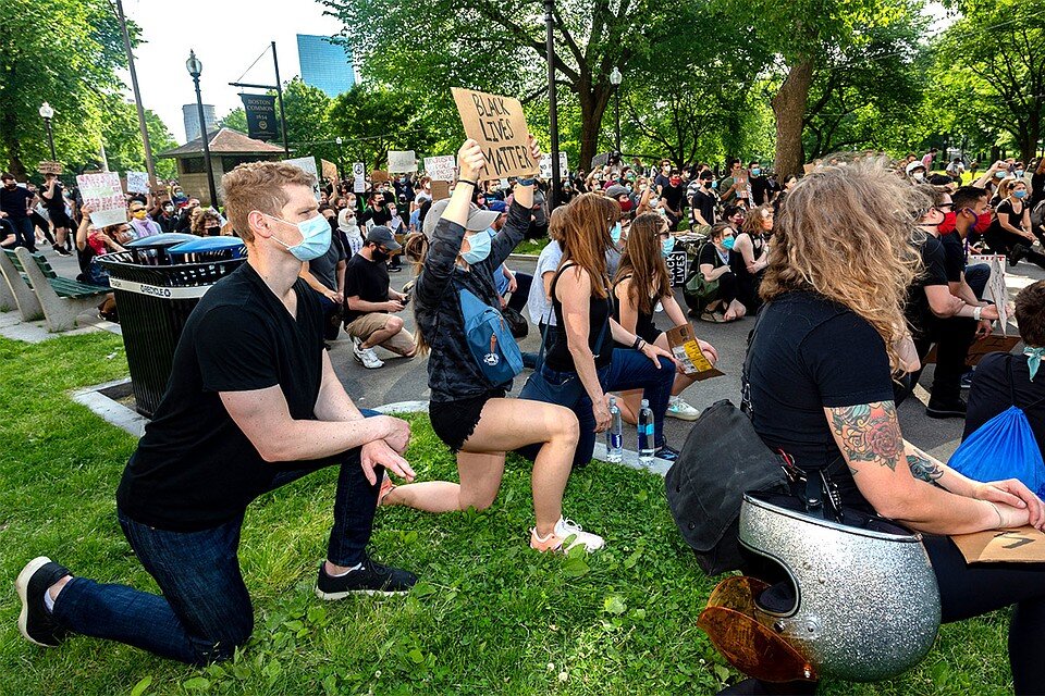 Нам по телеку сказали преклонить колено против расизма