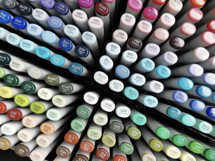 На фото набор спиртовых маркеров COPIC