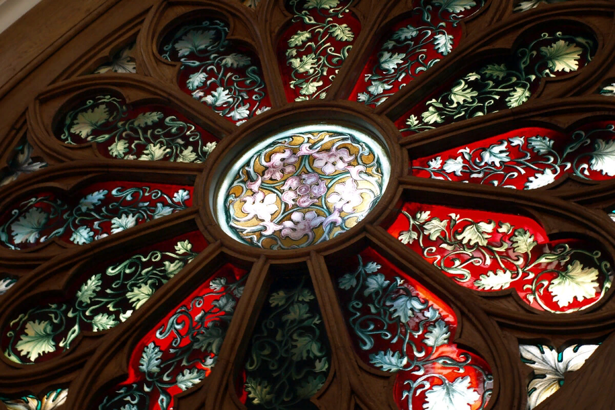 Церковь святого Александра Невского (капелла) в Петергофе. Витражная роза.