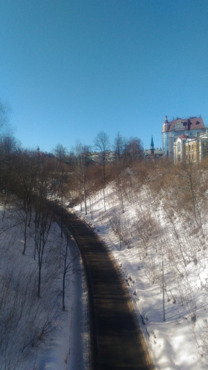 Фотография дороги между холмами