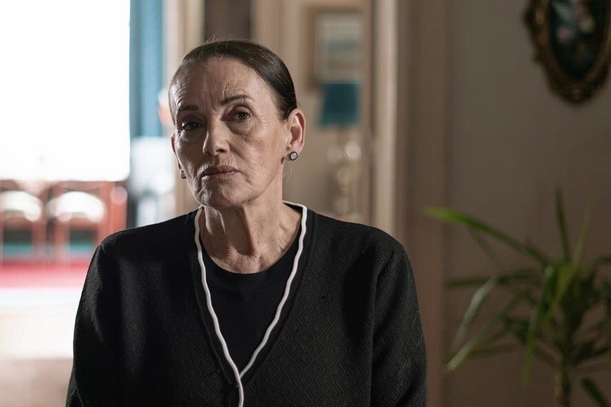 кадр из сериала "Девушка за стеклом"