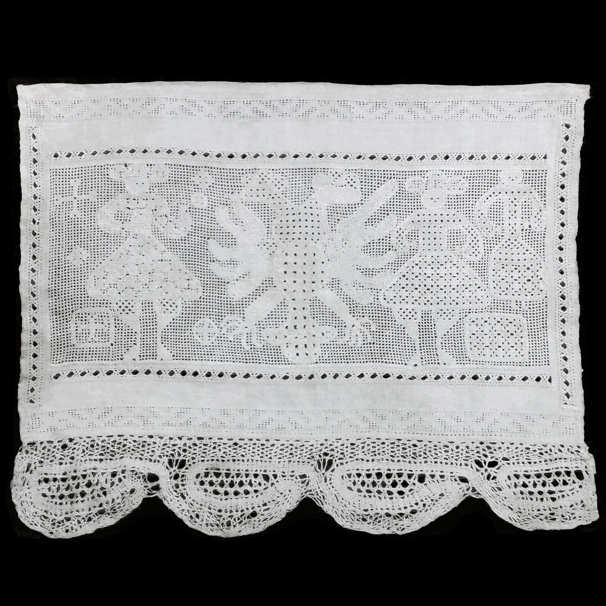 Конец полотенца Россия Конец XVIII века
Лен, нити хлопчатобумажные, кружево коклюшечное; вышивка «белая строчка»