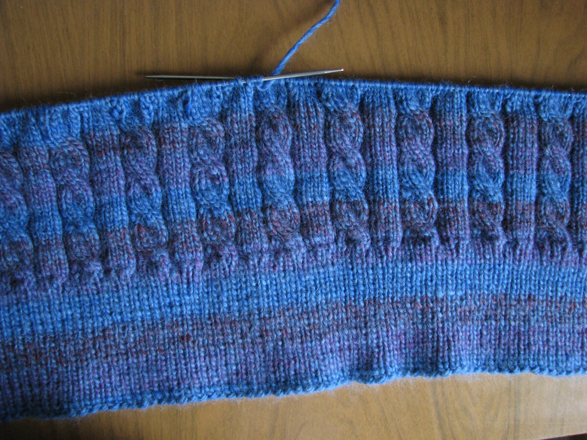 Пробное начало мужского свитера. Фото автора.