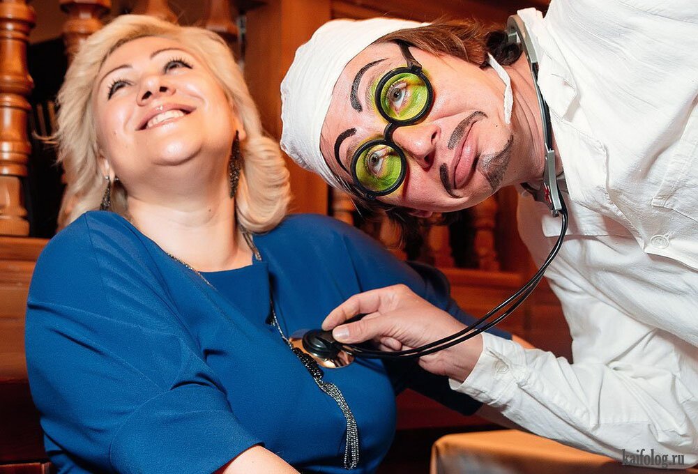 забавный доктор. новогодние карикатуры на врачей. шутливый врач. шутливый врач. шутки про неврологов.