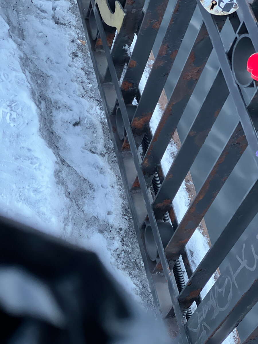 Иду по снегу , перила