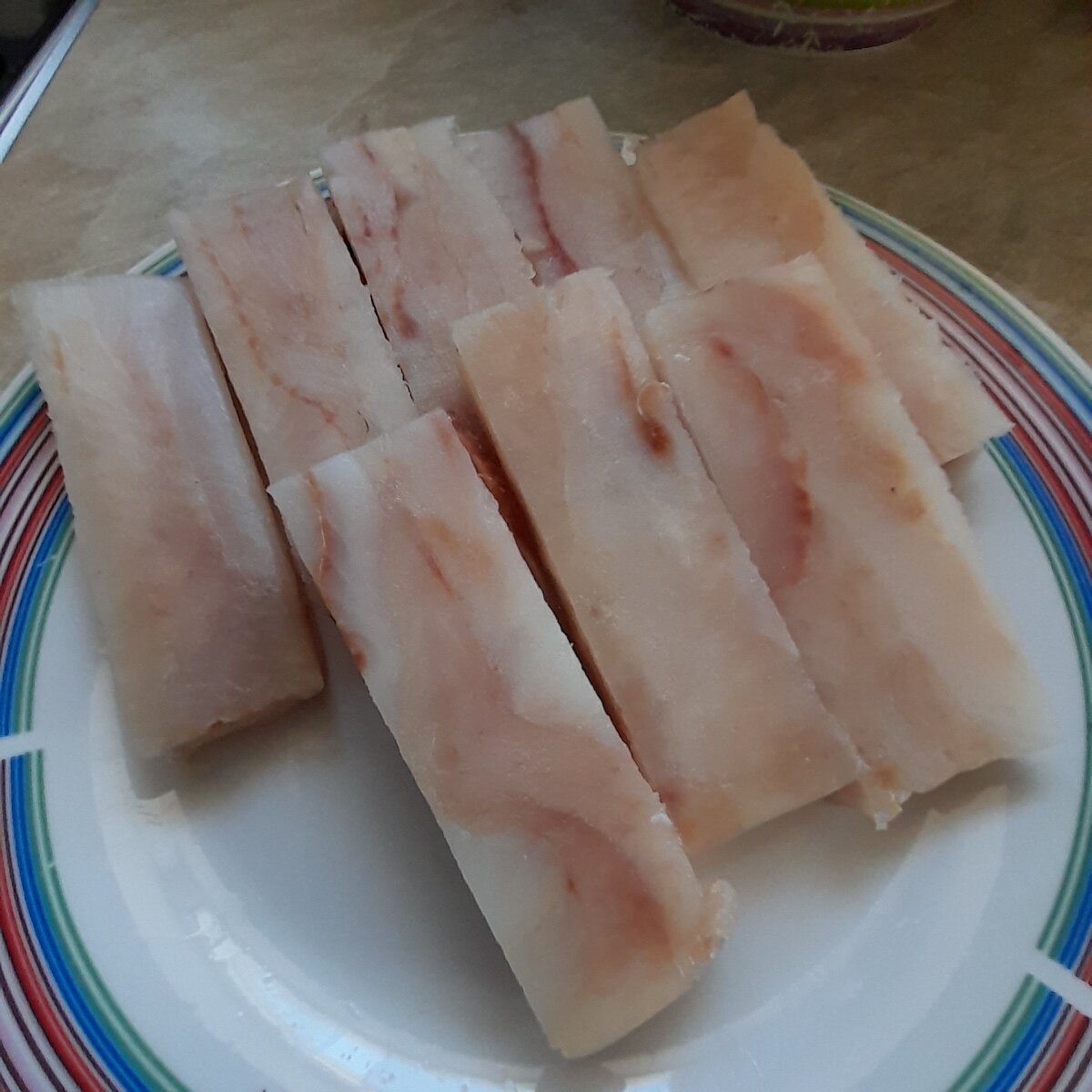 Посыпьте специями, но не солью. Соль выдавит жидкость. Соли должно быть достаточно в кляре.