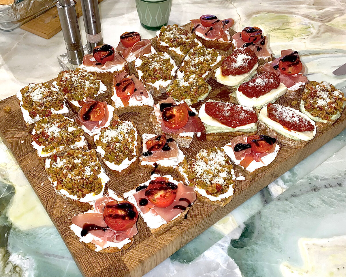 Здесь у меня брускетты с моцареллой, черри и хамоном, с кремом из авокадо и рикотты, моцареллой и вялеными томатами, с оливками и вялеными томатами