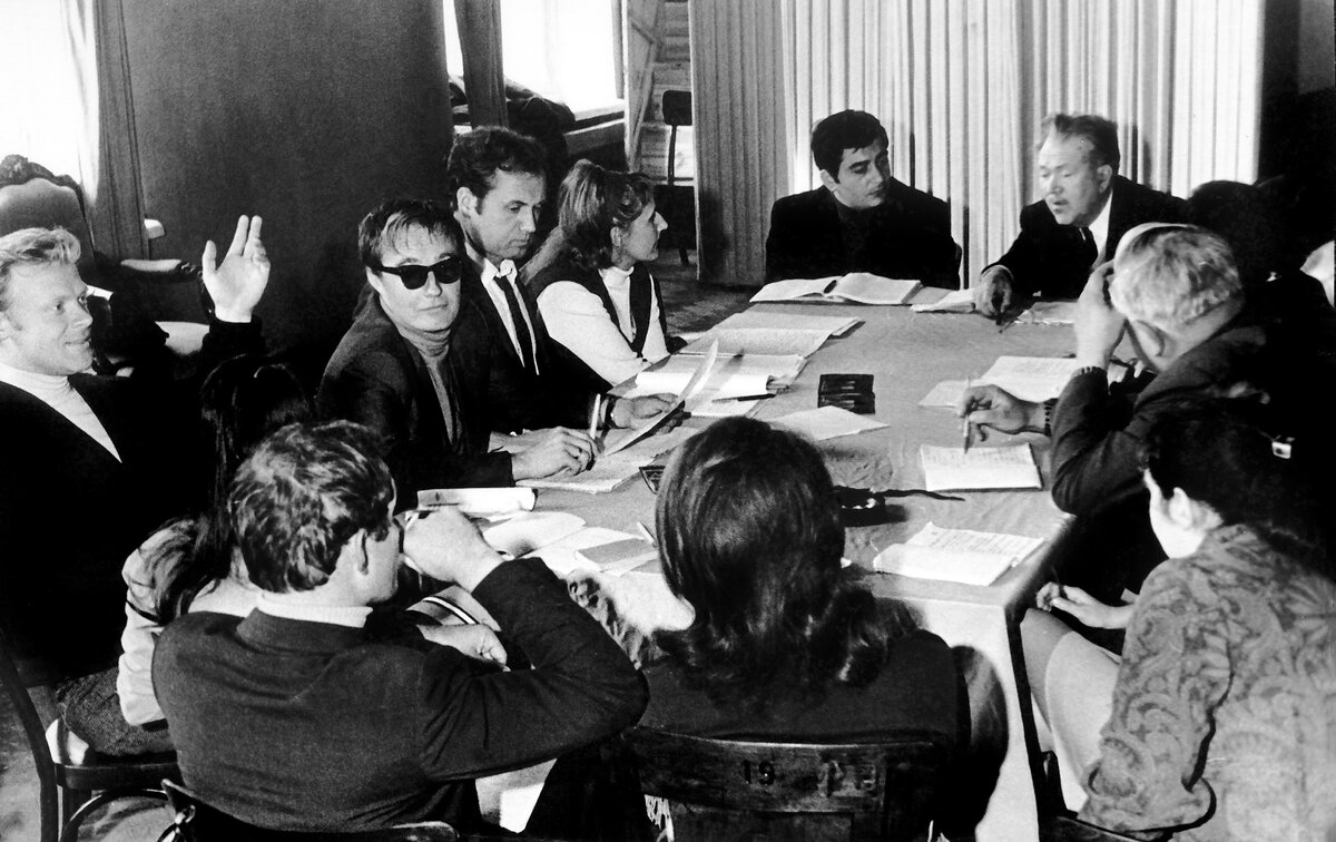 Застольная репетиция спектакля «Инженер» Е. С. Каплинской, 1970 г.