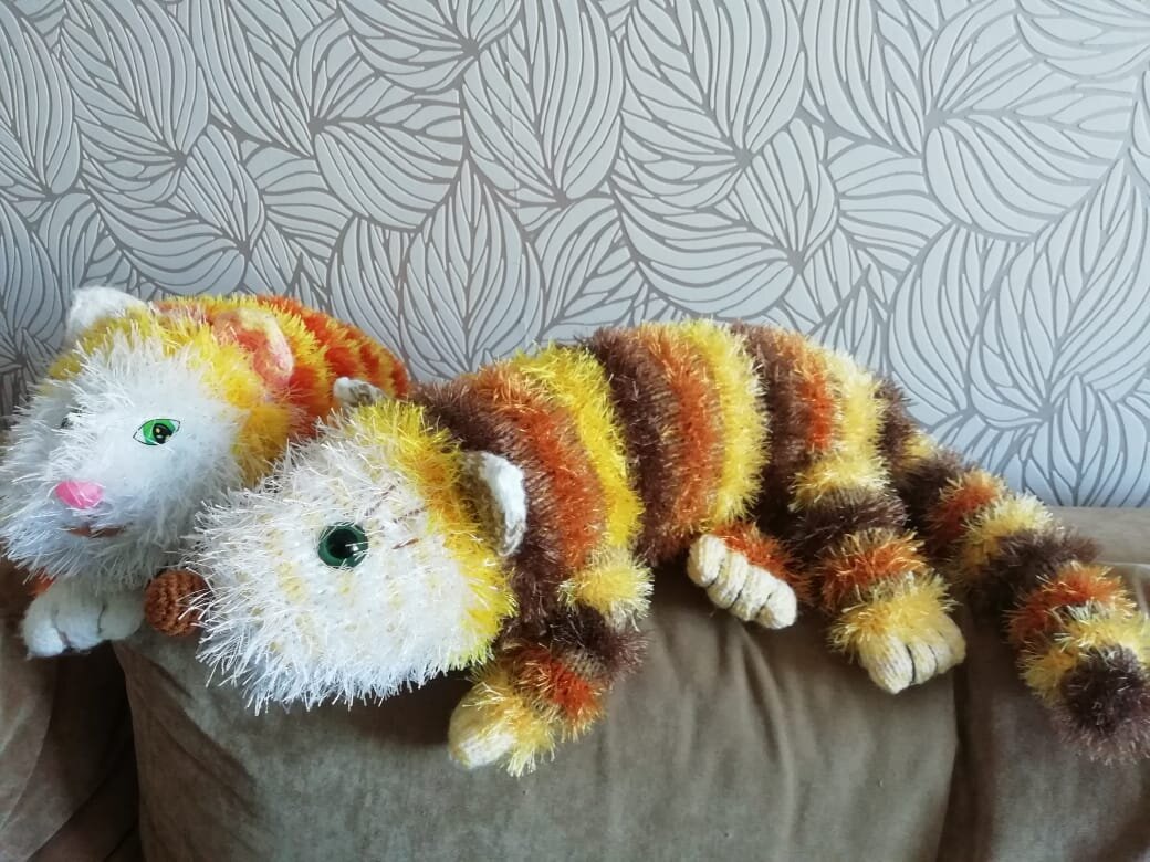 Вязаный диванный кот