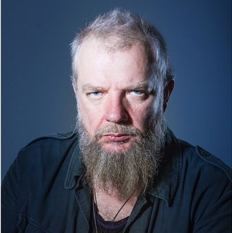 
Сергей Пахомов:«Запрет чего-либо — это всегда слабость. Запретов уже столько, что все юные души бегут именно в сторону запрета. Потому что, с одной стороны, — это страх, а, с другой стороны, это, конечно же, таинственное. Я очень рад, что по поводу „Зеленого слоника“ возник запрет. Это скорее придает качества нашей деятельности».