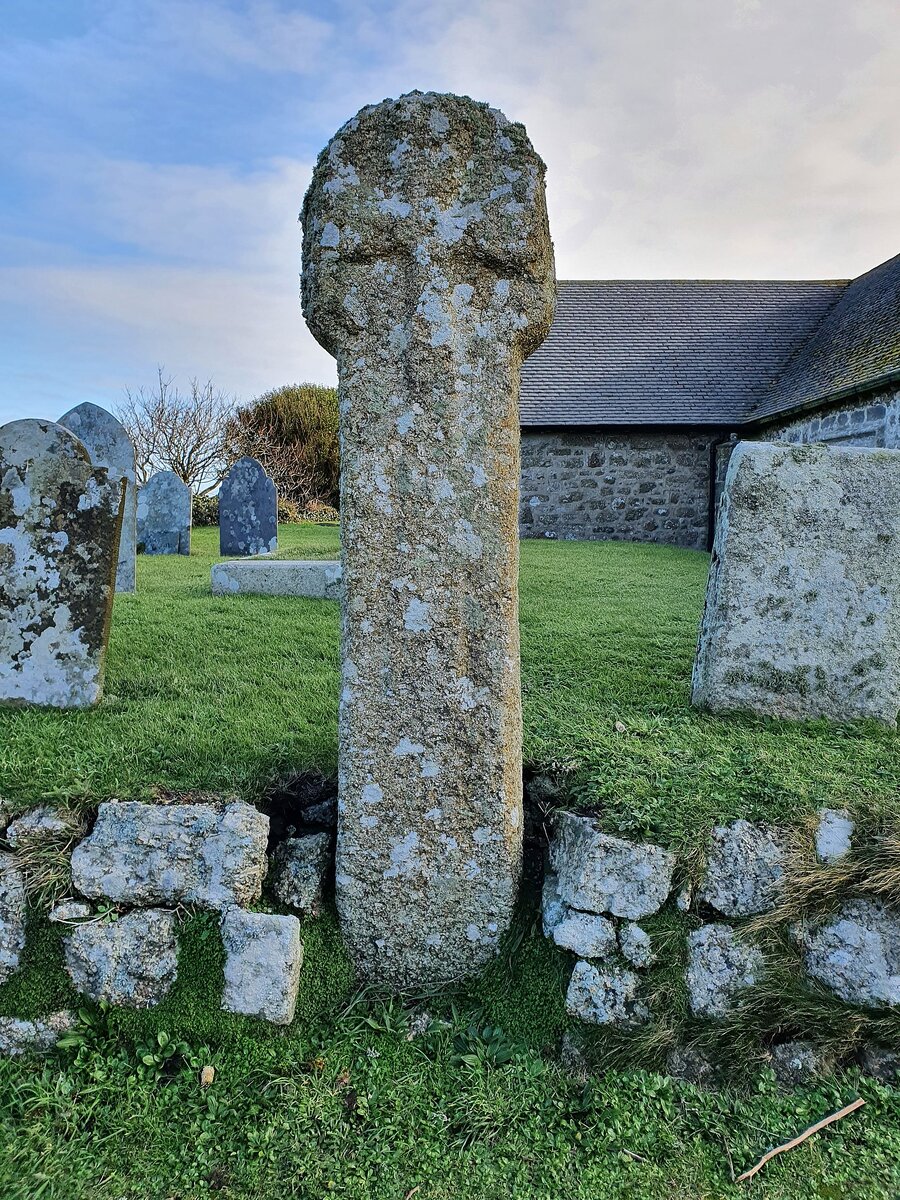 Крест, установленный к северу от западной башни церкви Святого Сеннена https://commons.wikimedia.org/wiki/File:Sennen_-_Pre-Conquest,_Wheel-headed_Cross.jpg