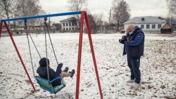 Очень остаются в памяти, много детей. Пишут, звонят, многие уже выросли.