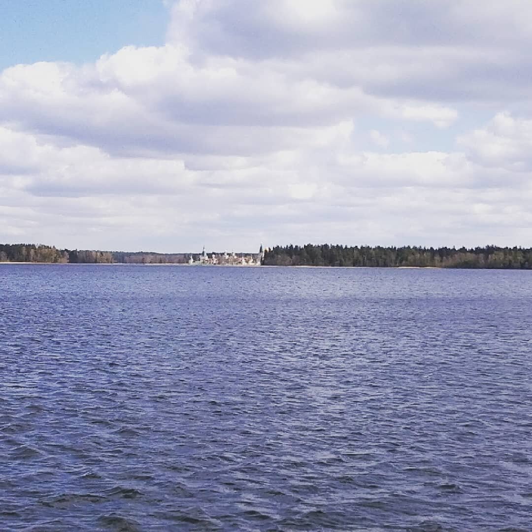 Старое доброе Валдайское озеро и чуть менее старый Иверский монастырь