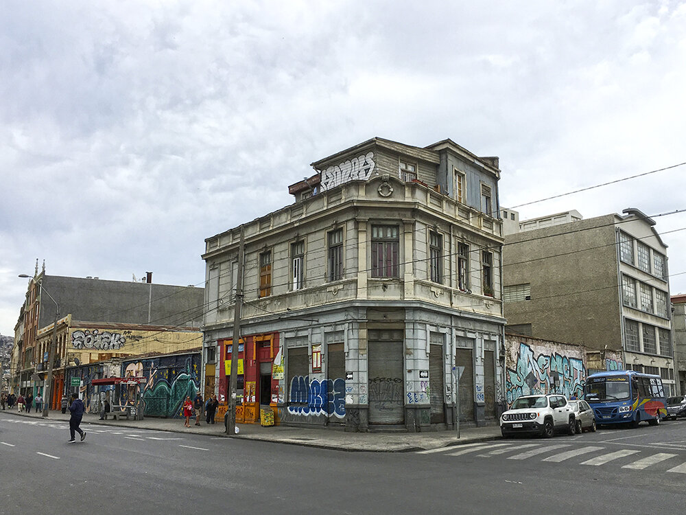 Улицы Вальпараисо. Фото автора. Листайте галерею, чтобы увидеть больше