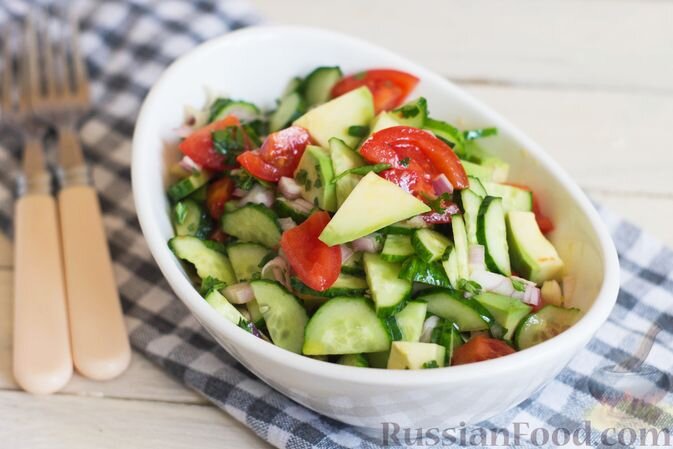 авокадо, помидоры черри, огурцы свежие, лук репчатый красный, лимон (сок), зелень петрушки, масло растительное, соль, перец чёрный молотый