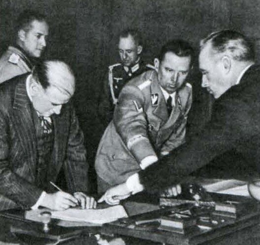 Мюнхенский сговор 30 сентября 1938 года, Великобритания, Франция, Германия и Италия подписали в Мюнхене соглашение о передаче Германии Судетской области. Договор, составленный без участие Чехословакии, фактически привел к разделу этой страны и развязал руки агрессорам.
