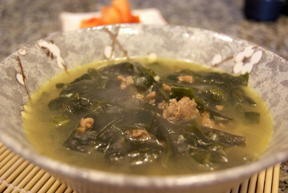Суп из водорослей корейский. Ламинария суп. Суп с морской капустой. Суп с водорослями. Суп из ламинарии.