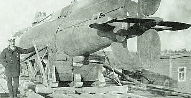 Подлодка №2 во время транспортировки на барже в Архангельск, 1915 год.