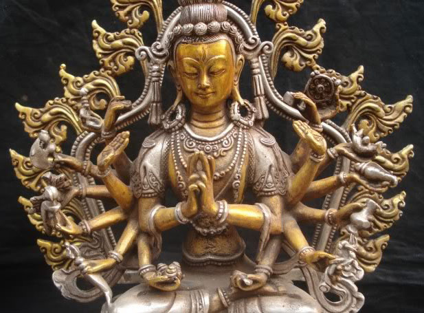 Все Будды очень почитаемы в Тибете, но прежде всего тибетцы почитают Будду Авалокитешвара. Согласно легенде, он является сыном Будды Амитабхи, и именно он первым произнес священные слоги: ОМ МАНИ ПАДМЕ ХУМ.