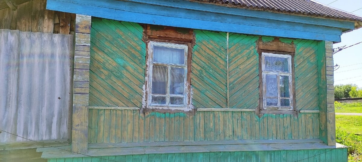 Старенький дом стал ещё и страшненьким. Фото автора