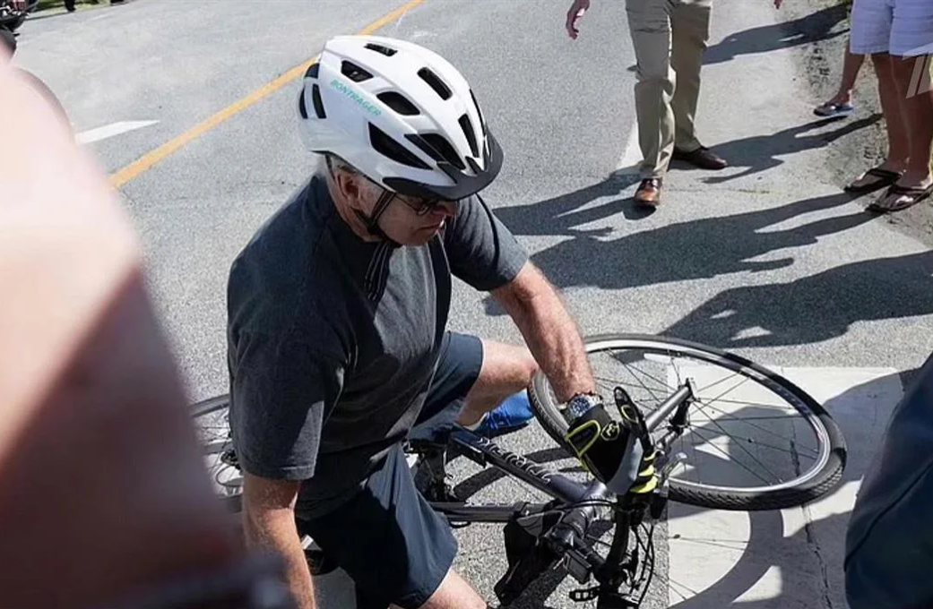 Как президент США Джо Байден на велосипеде покатался
