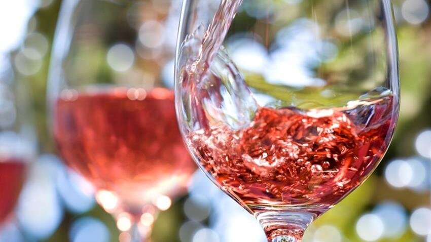 Розовый виноград вино