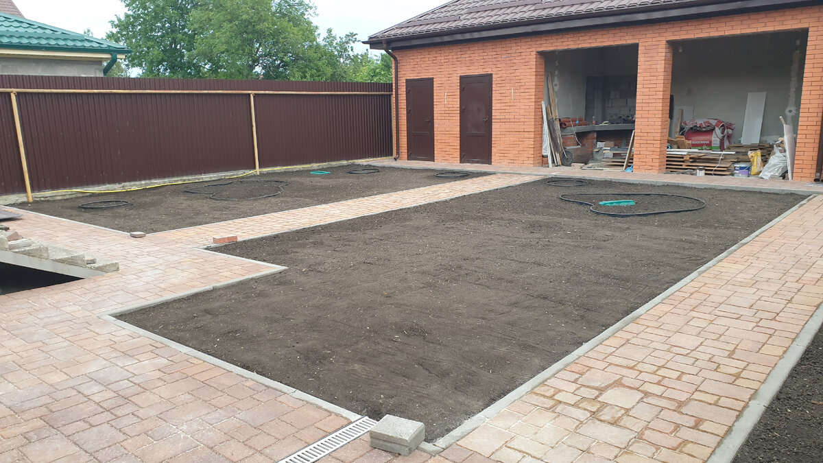 Это буквально несколько дней назад мы делали планировку и прикатывание грунта.