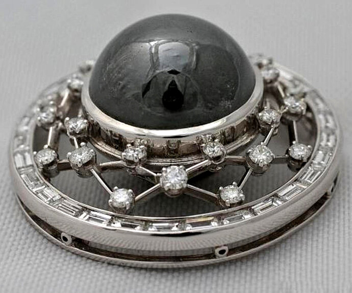 Черный бриллиант Winston Adamantine Pearl («Адамантовая жемчужина Уинстона») огранки «кабошон» 