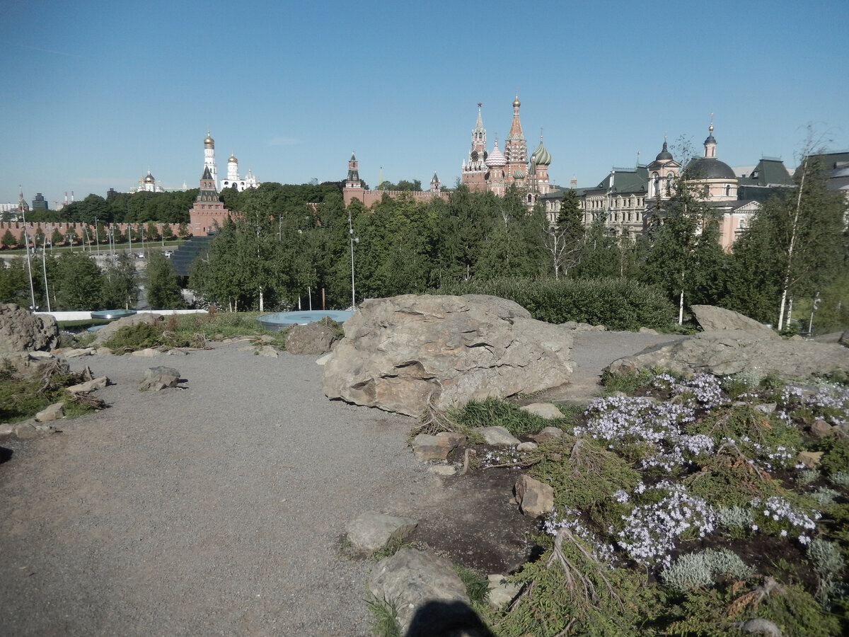 Вид на Кремль из парка Зарядье.