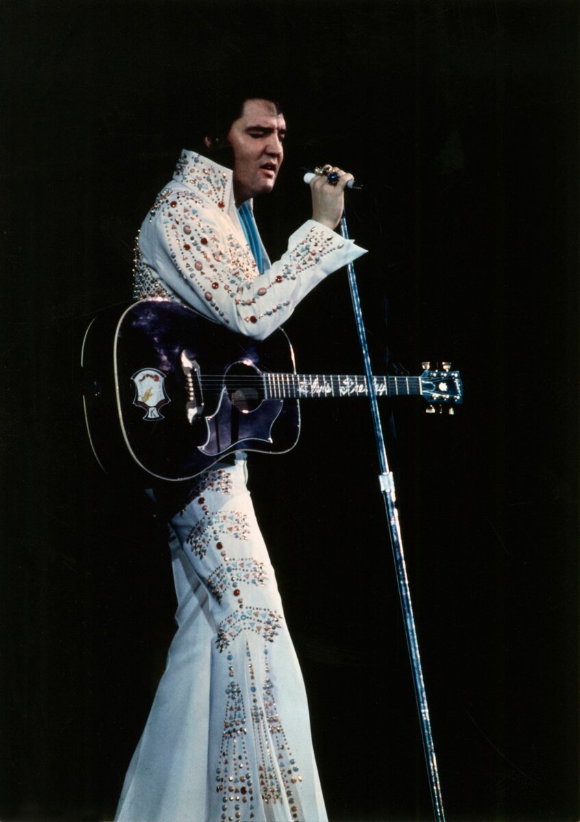 Элвис Пресли выступает в Лас-Вегасе в белом комбинезоне, расшитом камнями. 